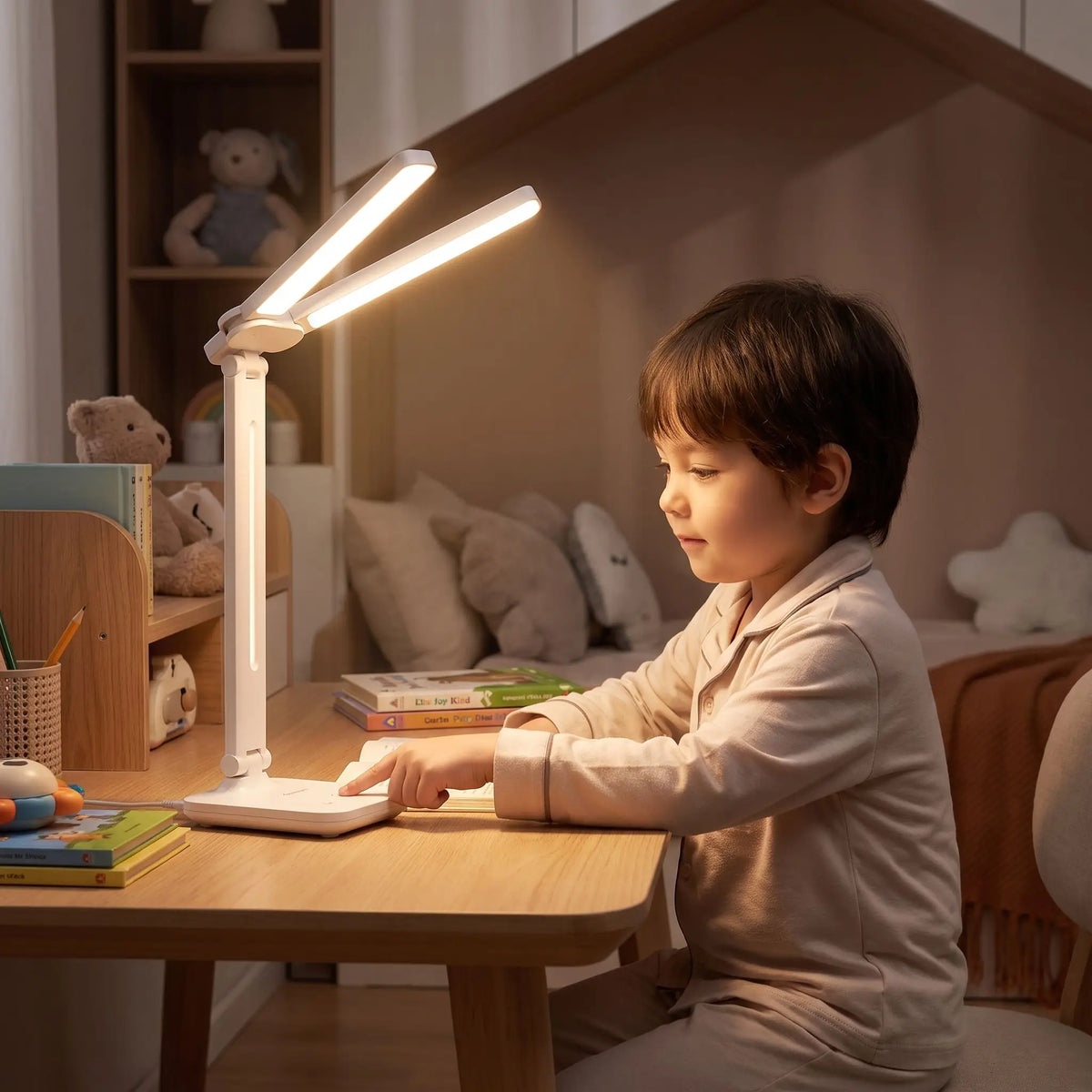 Enfant modulant la lumiere de sa lampe de bureau