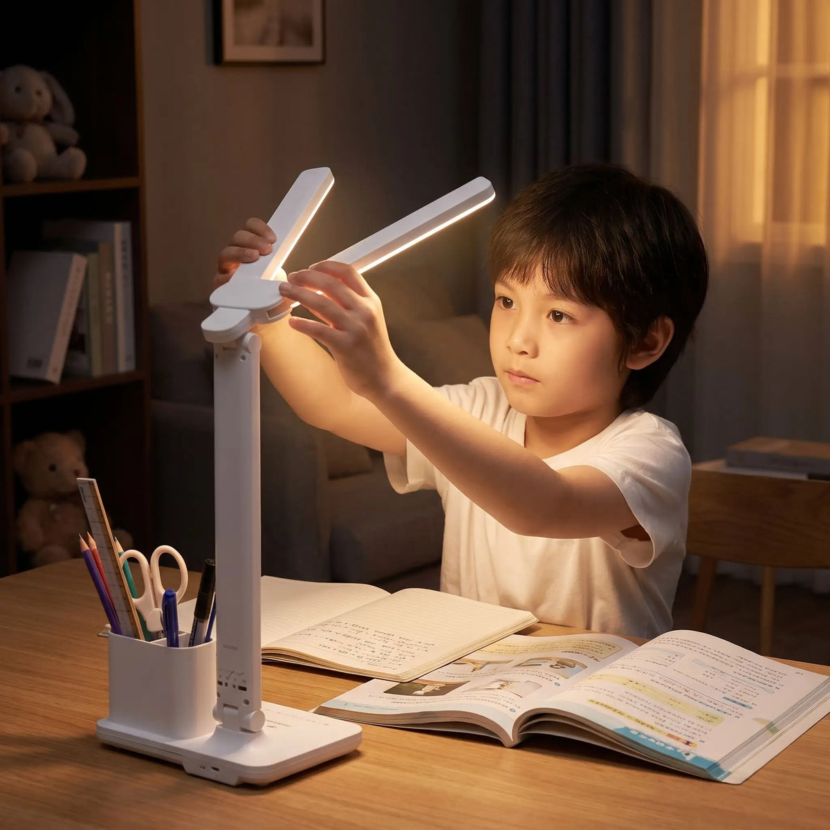 Enfant oriente la lumiere avec les bras articules  de sa lampe de bureau
