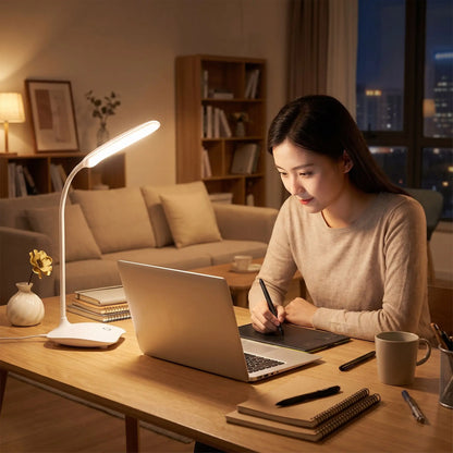 Graphiste dans salon eclairee par lampe de bureau sans fil nomade
