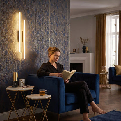 applique murale LED doré éclairant livre lecture dans salon art déco