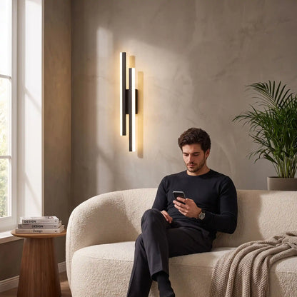 applique murale LED noire homme lisant dans salon contemporain cosy
