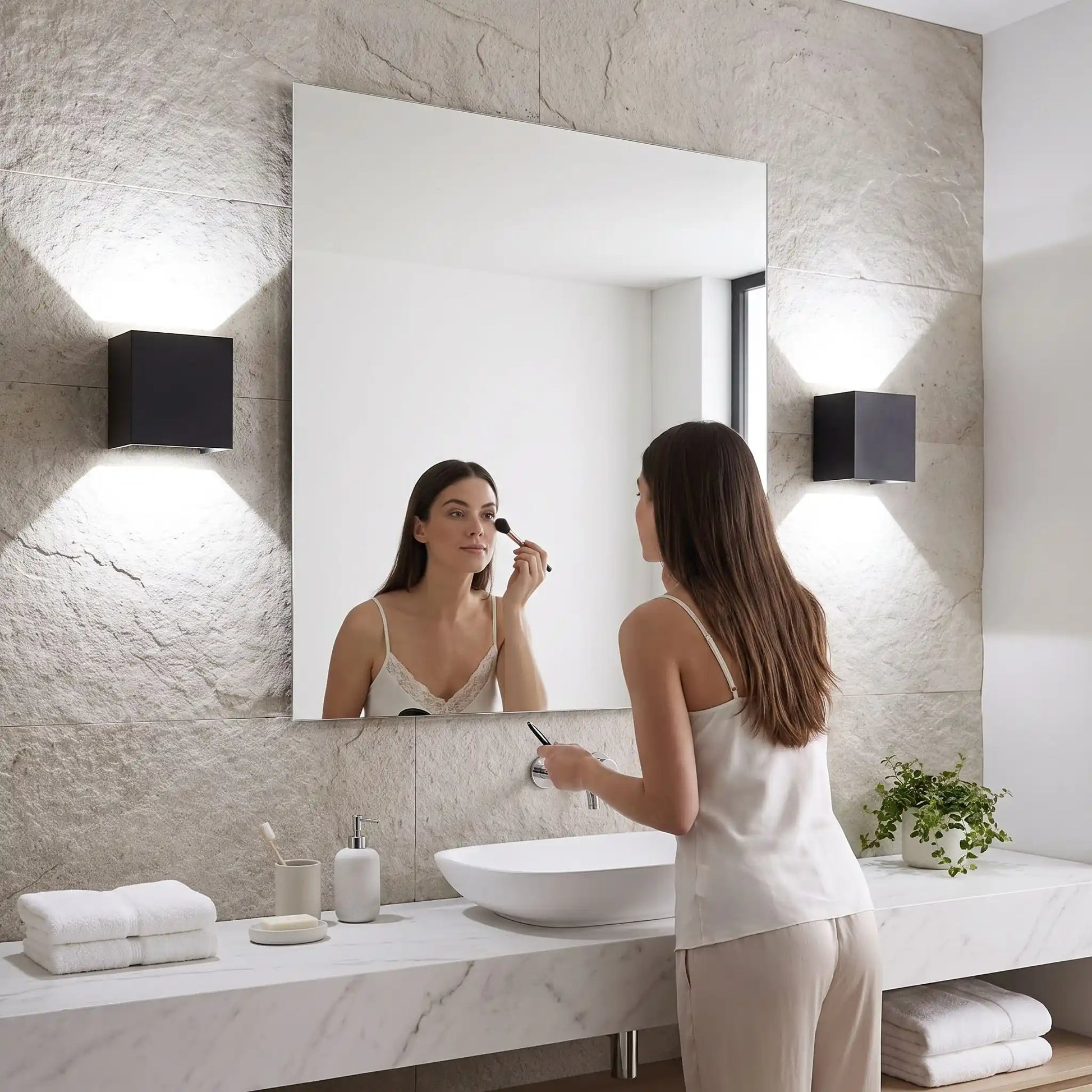 applique-salle-de-bain-noire-design-lumiere-blanche-energique-bidirectionnelle-femme-se-maquille