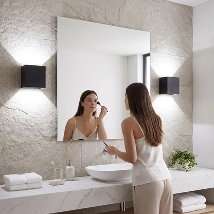 applique-salle-de-bain-noire-design-lumiere-blanche-energique-bidirectionnelle-femme-se-maquille