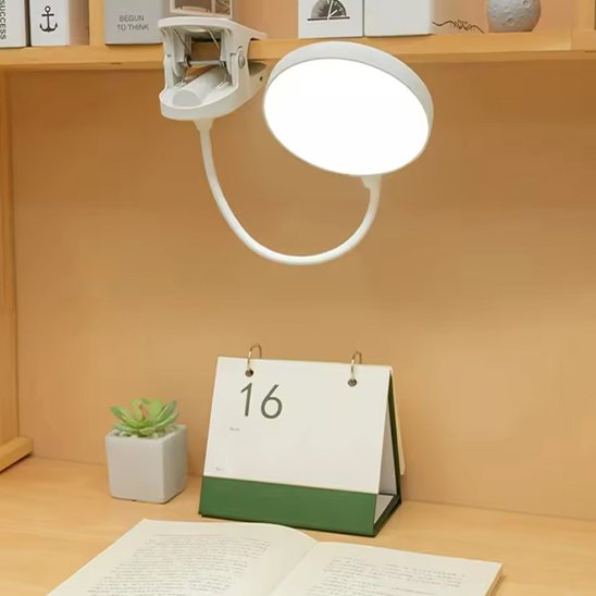 lampe a bureau compacte a pince se fixe partout et ibere de la place
