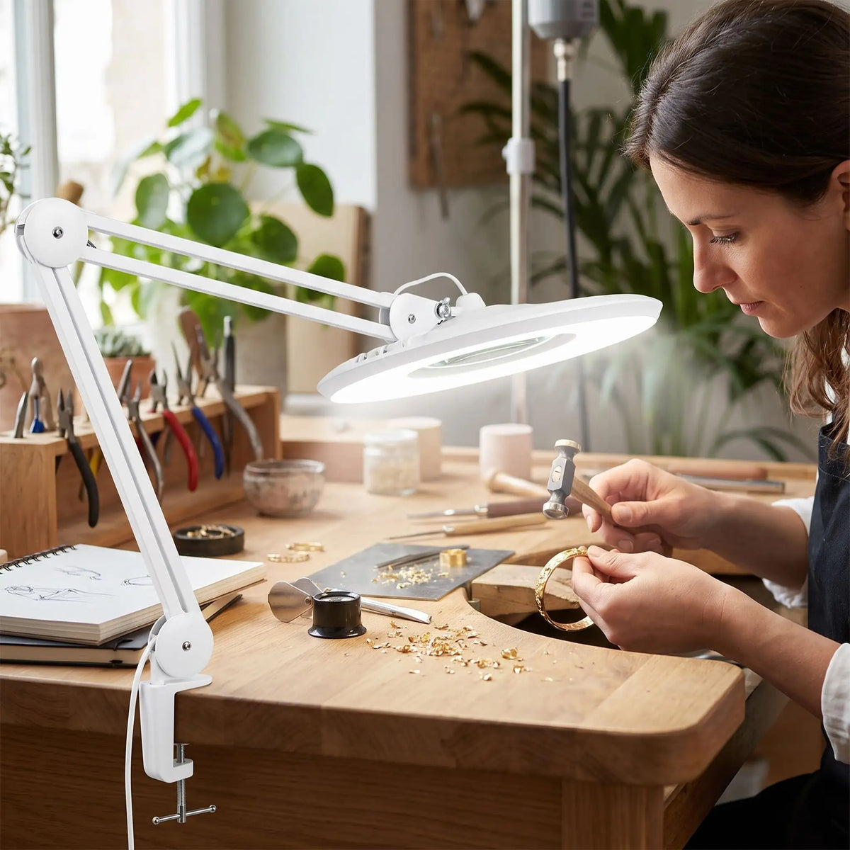 lampe de bureau led eclairant travail de precision d une bijoutiere