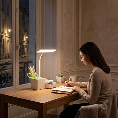 lampe de bureau led réglable design minimaliste pour tous les decors